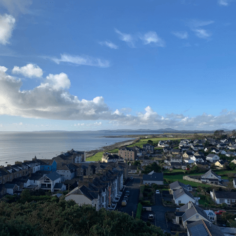 mirando la ciudad de Criccieth, Gales encontrarse con el oceano desde lo alto